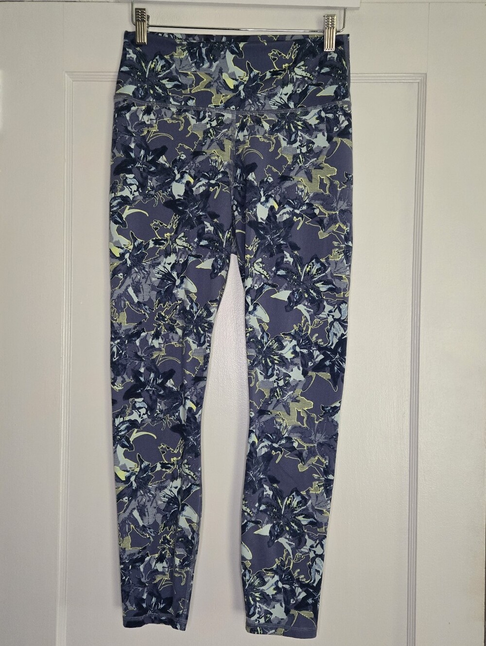 Fabletics Abstract Blue and Green Ankle Length Leggings Women's Medium